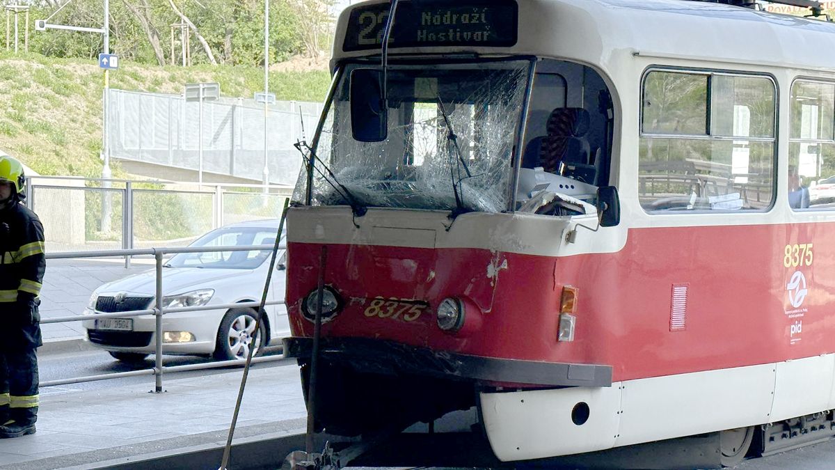 Tramvaj v Praze zezadu narazila do autobusu. Osm zraněných